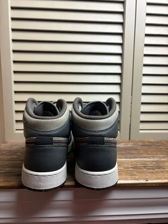 Nike Air Jordan 1 Mid SE in the "Night Stadium" colorway 7Y - Picture 9 of 11